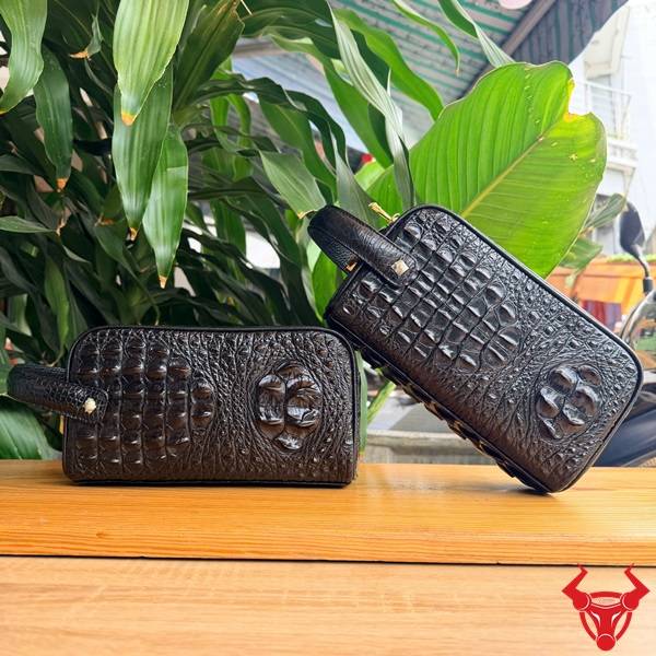 Clutch Da Gù Lưng Cá Sấu CGA4 Màu Nâu Đen Sang Trọng Clutch hộp da gù lưng cá sấu CGA4 màu nâu đen sang trọng.