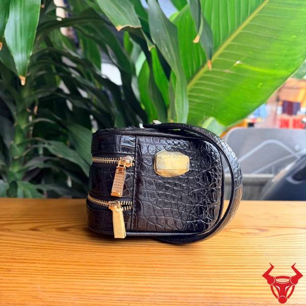Túi Clutch Da Cá Sấu Gù Lưng Màu Nâu Đen Sang Trọng Clutch hộp da gù lưng cá sấu màu nâu đen cao cấp và tinh tế.