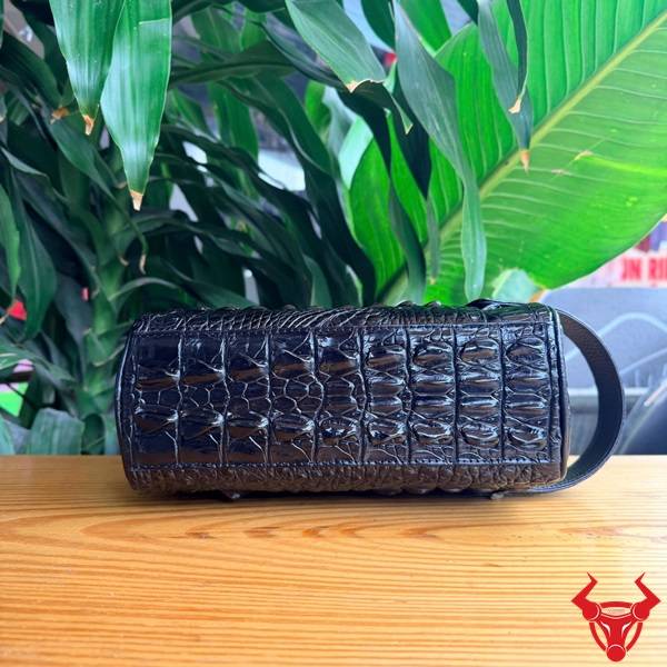 Clutch Hộp Xách Tay Da Gù Lưng Cá Sấu CGA4 Cao Cấp Túi clutch hộp da gù lưng cá sấu CGA4 màu nâu đen phong cách hiện đại.