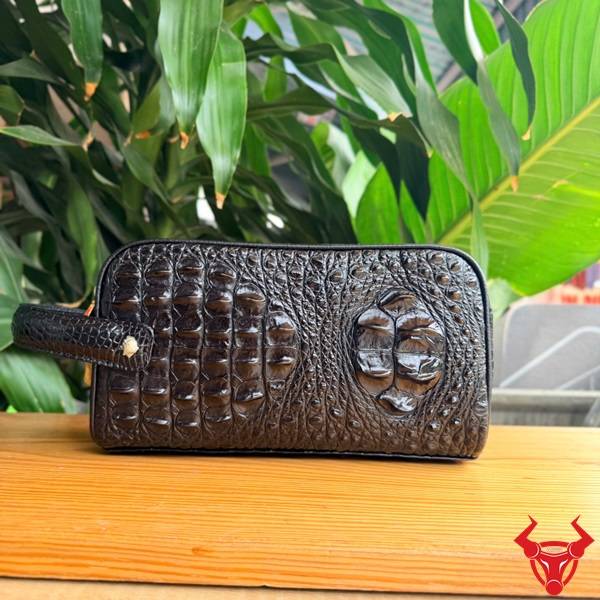 Túi Clutch Da Gù Lưng Cá Sấu CGA4 Màu Nâu Đen Chính Hãng Clutch hộp da gù lưng cá sấu CGA4 màu nâu đen dành cho doanh nhân.