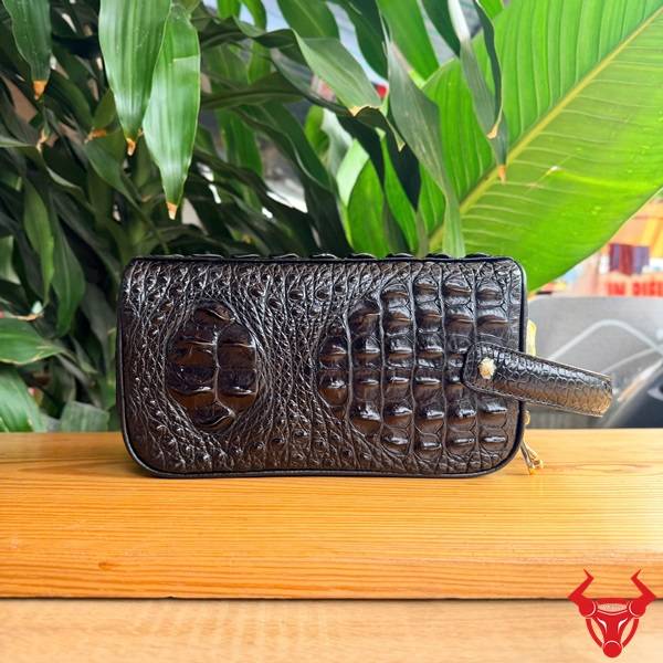 Clutch Xách Tay Da Cá Sấu Gù Lưng Màu Nâu Đen Cao Cấp Túi clutch hộp da gù lưng cá sấu màu nâu đen sang trọng và đẳng cấp.