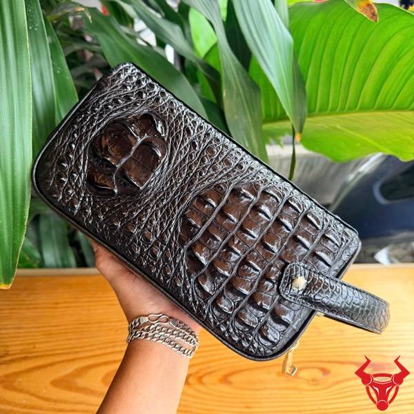 Clutch Da Gù Lưng Cá Sấu CGA4 Dành Cho Doanh Nhân Clutch xách tay da gù lưng cá sấu CGA4 màu nâu đen thiết kế hiện đại.