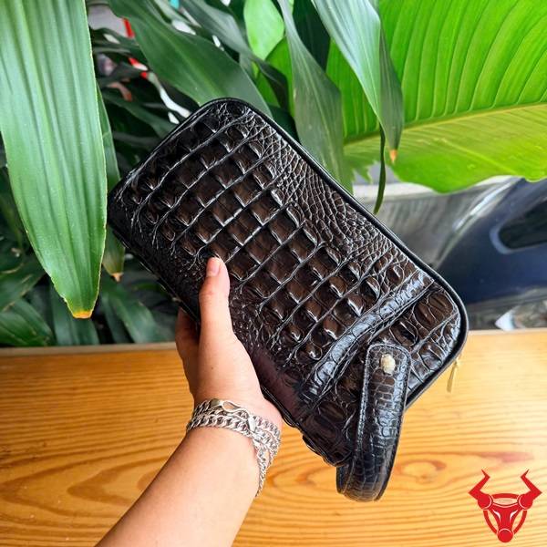 Clutch Da Cá Sấu Gù Lưng CGA4 Màu Nâu Đen Tiện Dụng Túi clutch hộp da gù lưng cá sấu CGA4 màu nâu đen thời trang cao cấp.