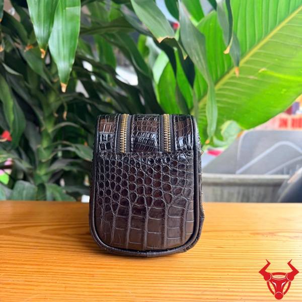 Túi Clutch Hộp Da Cá Sấu Gù Lưng Màu Nâu Đen Thời Trang Clutch hộp da gù lưng cá sấu CGA4 màu nâu đen với đường gù tự nhiên.