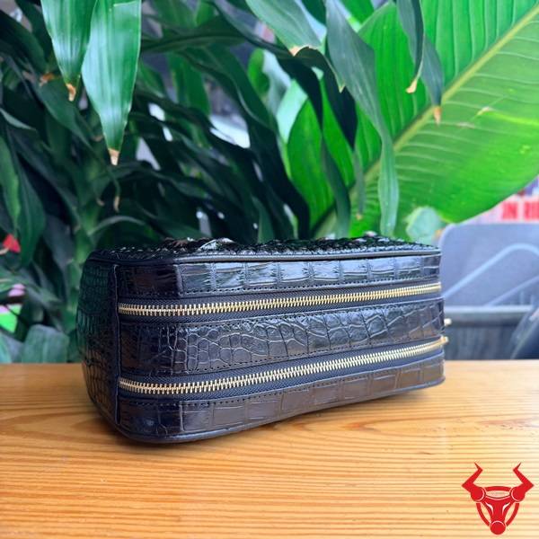Clutch Hộp Da Gù Lưng Cá Sấu CGA4 Phong Cách Lịch Lãm Túi clutch da gù lưng cá sấu CGA4 màu nâu đen dành cho quý ông.