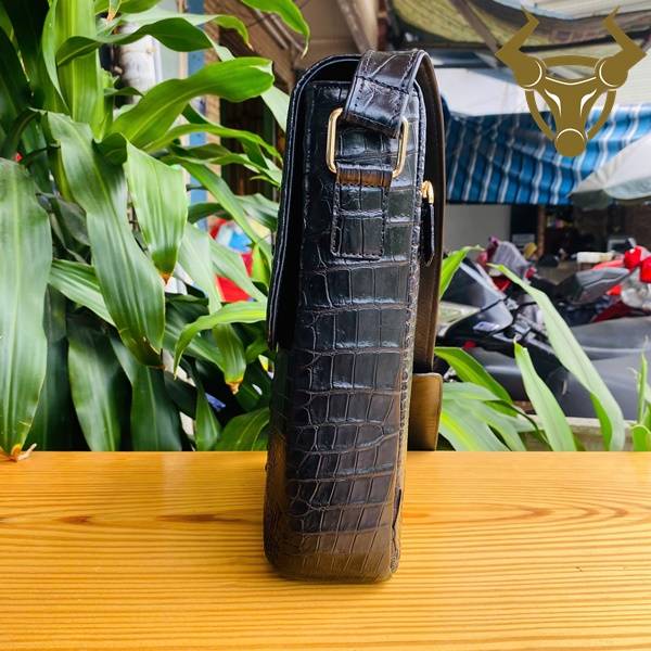 Túi đeo chéo da gù cá sấu TIBA4 màu đen hoàn thiện tinh xảo.