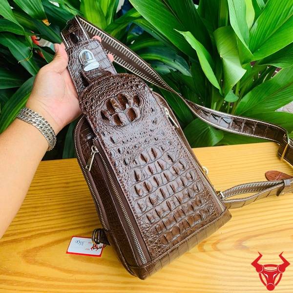 Túi đeo trước ngực da cá sấu gù TTL05 màu nâu đất dành cho nam.