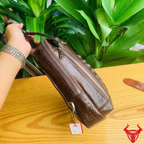 Túi đeo trước ngực nam da cá sấu gù TTL05 nhiều ngăn tiện lợi.
