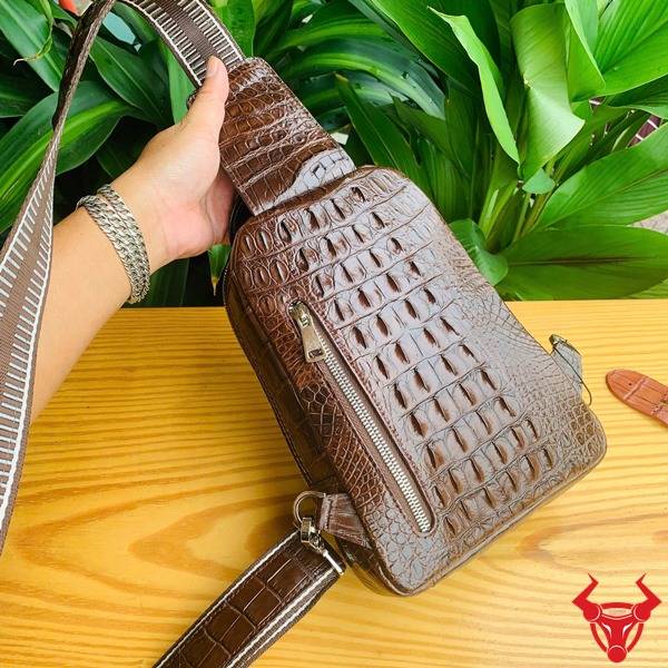 Túi đeo trước ngực da gù cá sấu TTL05 màu nâu đất bền bỉ.