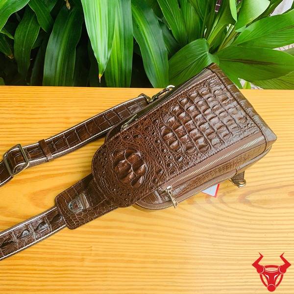 Túi đeo trước ngực da cá sấu gù TTL05 màu nâu đất cao cấp.