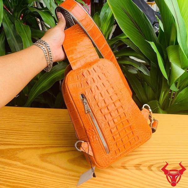 Túi đeo trước ngực da cá sấu gù TTL05 màu vàng cam dành cho nam.