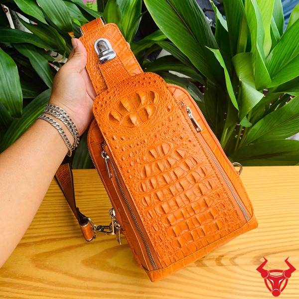Túi đeo trước ngực da gù cá sấu TTL05 màu vàng cam bền bỉ.
