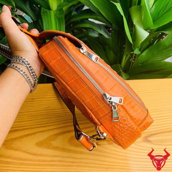 Túi đeo trước ngực nam da cá sấu gù TTL05 phong cách hiện đại.