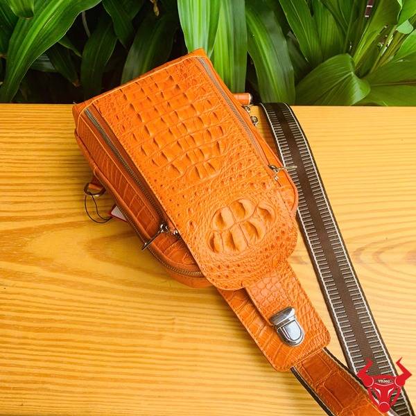 Túi đeo trước ngực nam da cá sấu gù TTL05 màu vàng cam thời trang.
