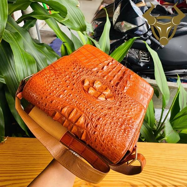 Túi đeo chéo nam da cá sấu gù TIBA4 màu vàng cam nhiều ngăn chứa.