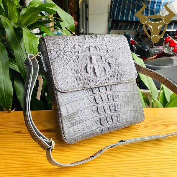 Túi đeo chéo da cá sấu gù TIBA4 màu xám phong cách lịch lãm.