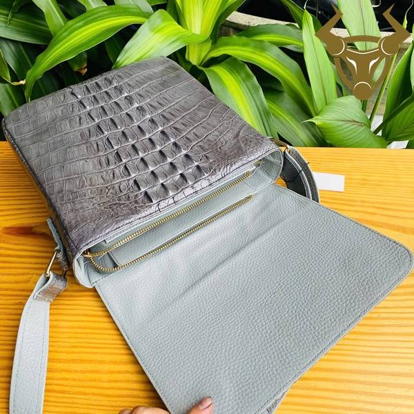 Túi đeo chéo nam size lớn da cá sấu gù TIBA4 màu xám hiện đại.