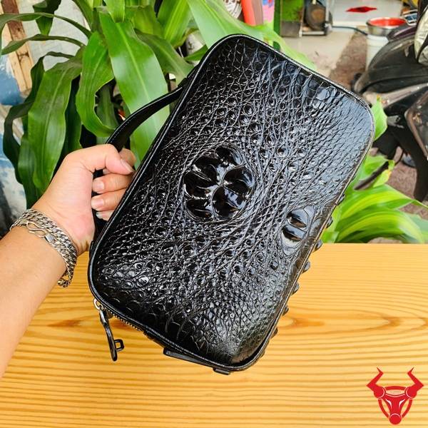 Túi clutch nam da gù cá sấu CJA4 màu đen lịch lãm dành cho doanh nhân.