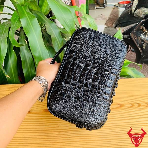 Clutch Golf da gù cá sấu CJA4 màu đen với đường vân tự nhiên nổi bật.