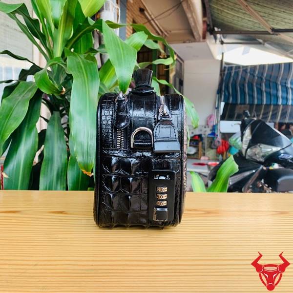 Clutch nam da gù cá sấu CJA4 màu đen được chế tác tinh xảo và sang trọng.