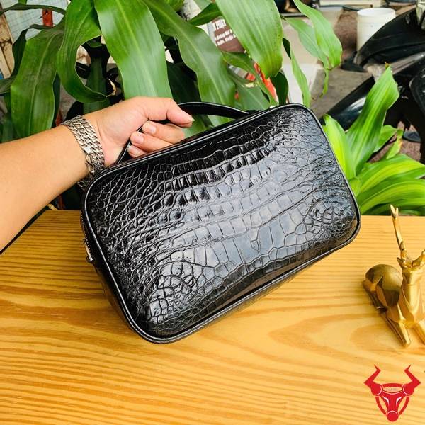 Clutch Golf da bụng cá sấu CJA8 màu đen với đường vân tự nhiên sang trọng.