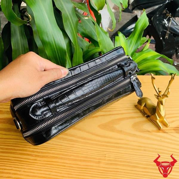 Clutch nam da bụng cá sấu CJA8 màu đen được chế tác tinh xảo và sang trọng.
