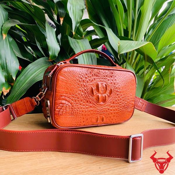 Túi clutch nam da gù cá sấu CJA4 màu nâu đỏ phong cách lịch lãm.