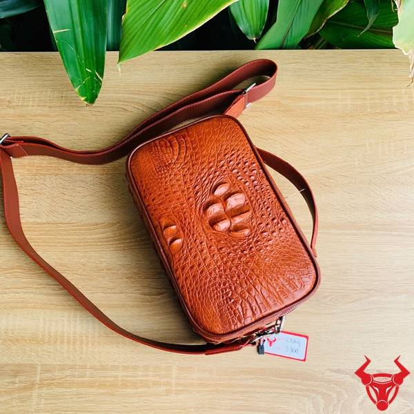 Clutch nam da gù cá sấu CJA4 màu nâu đỏ chế tác tỉ mỉ và sang trọng.