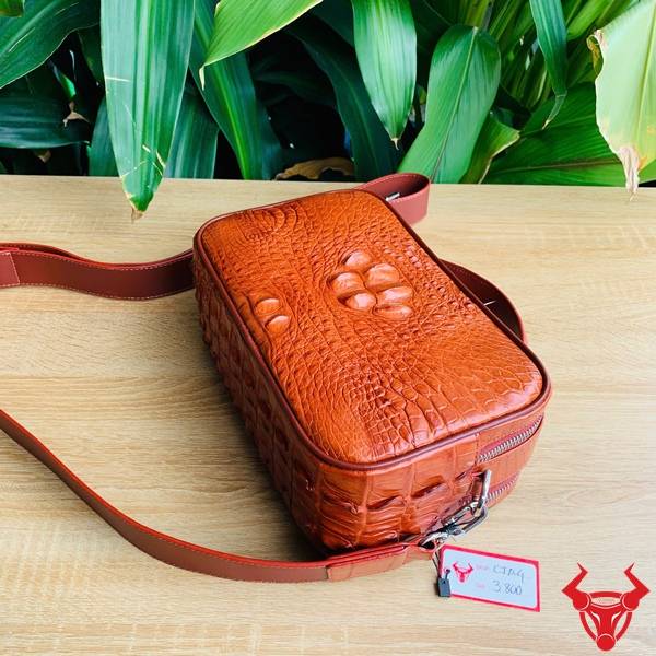 Túi clutch Golf CJA4 da gù cá sấu màu nâu đỏ thiết kế hiện đại.