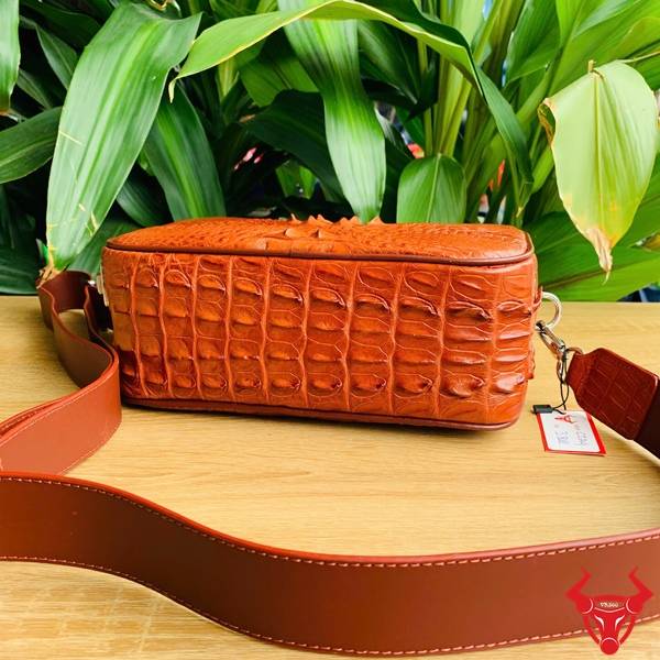 Túi clutch da gù cá sấu CJA4 màu nâu đỏ với nhiều ngăn tiện ích.