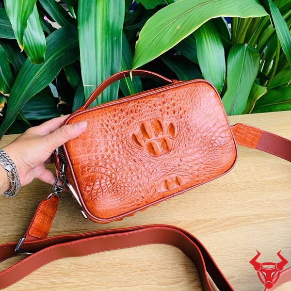 Clutch xách tay da gù cá sấu CJA4 màu nâu đỏ cao cấp dành cho doanh nhân.
