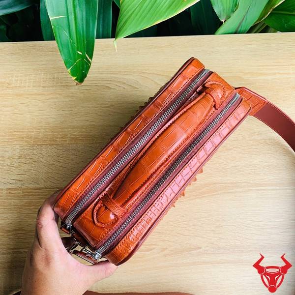 Túi Clutch Golf da gù cá sấu CJA4 màu nâu đỏ sang trọng và bền bỉ.