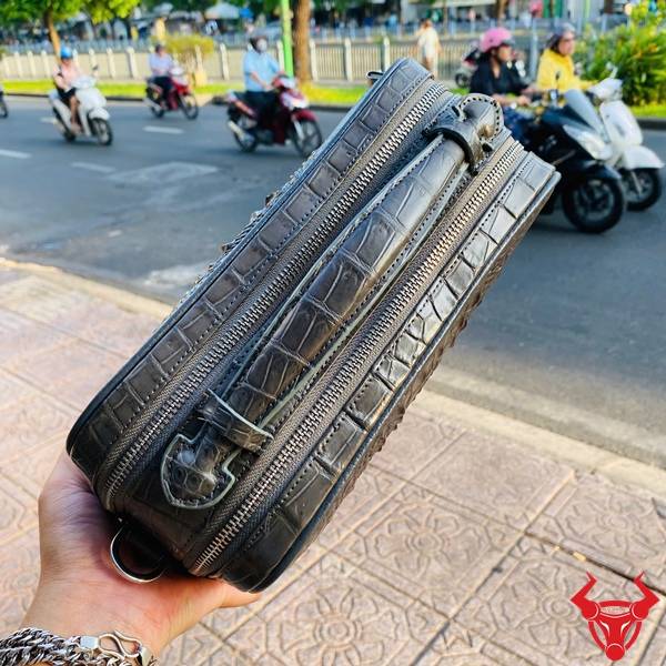 Clutch Golf da gù cá sấu CJA4 màu xám với vân da tự nhiên nổi bật.