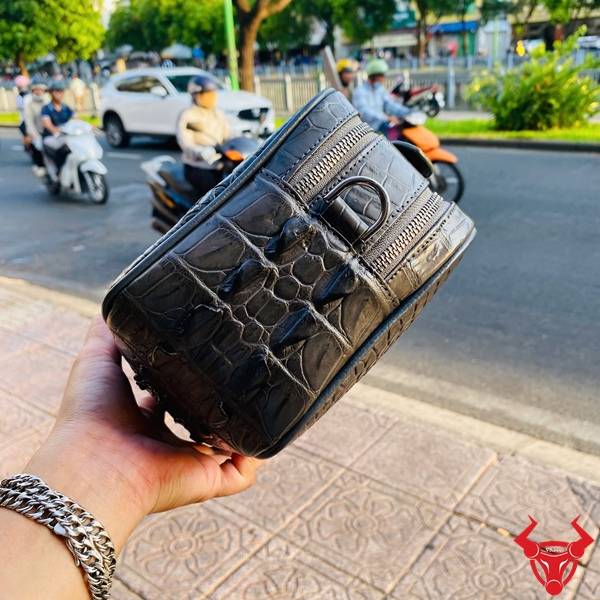 Clutch nam da gù cá sấu CJA4 màu xám được chế tác tỉ mỉ và sang trọng.