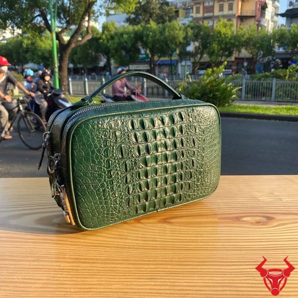 Túi clutch nam da gù cá sấu CJA4 màu xanh lá phong cách lịch lãm và cao cấp.
