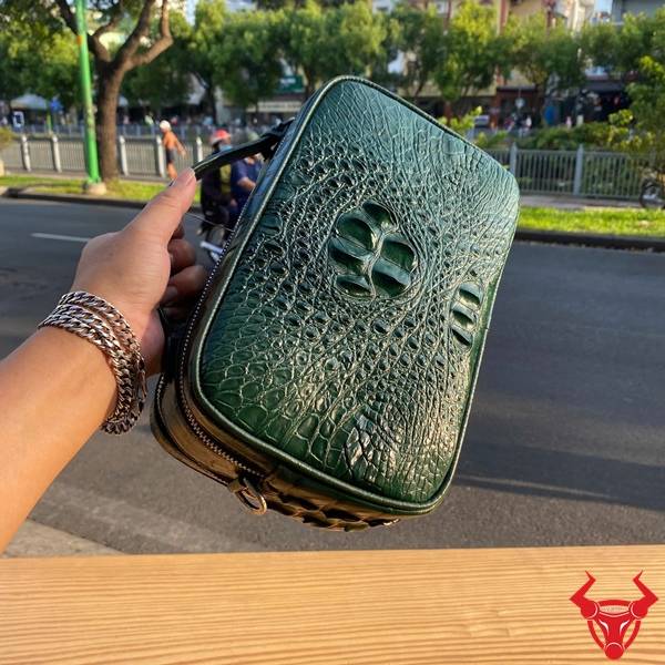 Clutch Golf da gù cá sấu CJA4 màu xanh lá với vân da tự nhiên nổi bật.