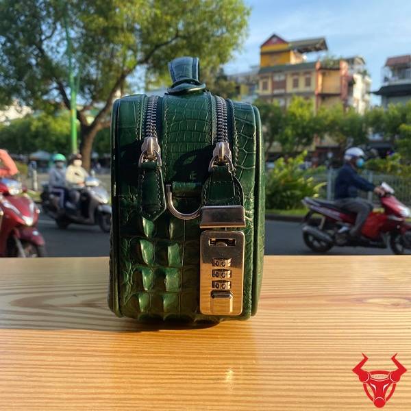 Túi xách tay clutch da gù cá sấu CJA4 màu xanh lá cao cấp dành cho nam.