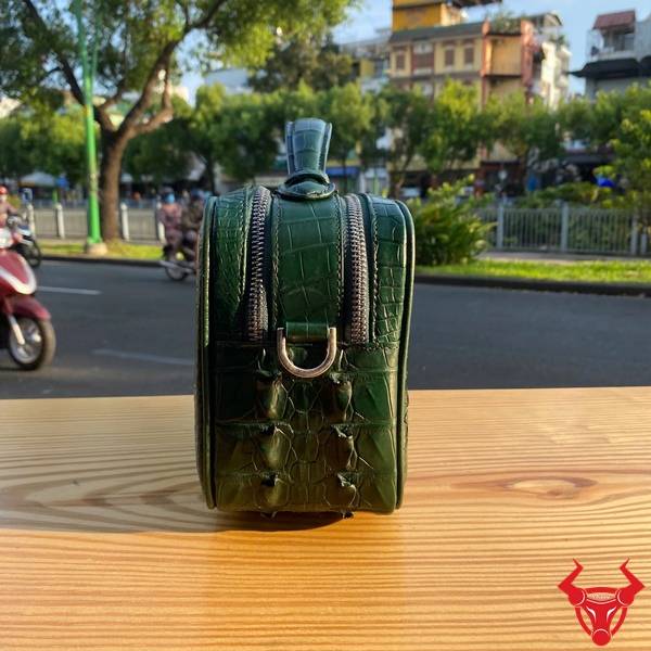 Clutch nam da gù cá sấu CJA4 màu xanh lá được chế tác tinh xảo và sang trọng.