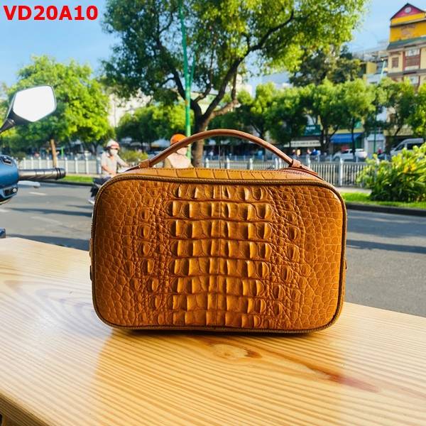 Clutch Golf da gù cá sấu CJA4 màu vàng bò với đường vân tự nhiên nổi bật.