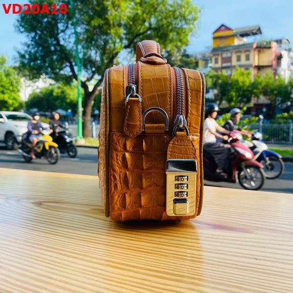 Clutch nam da gù cá sấu CJA4 màu vàng bò chất lượng cao và thiết kế tinh xảo.