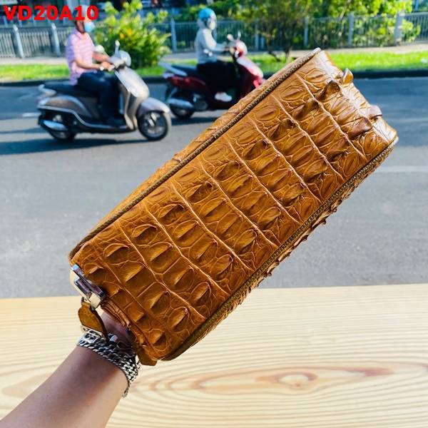 Túi clutch Golf CJA4 da gù cá sấu màu vàng bò với kiểu dáng thanh lịch.