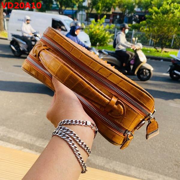 Clutch xách tay da gù cá sấu CJA4 màu vàng bò cao cấp dành cho quý ông.