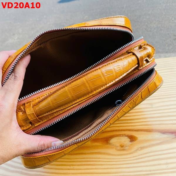 Túi clutch da gù cá sấu CJA4 màu vàng bò có nhiều ngăn tiện lợi và sang trọng.