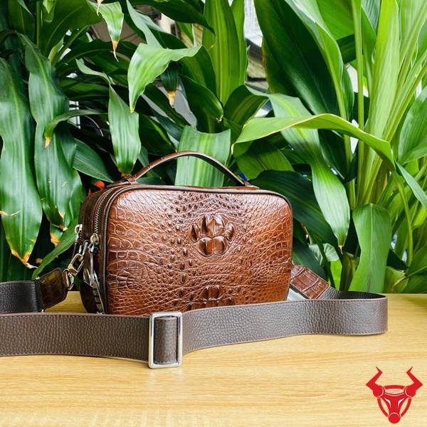 Túi clutch nam da gù cá sấu CJA4 màu nâu đất phong cách lịch lãm.