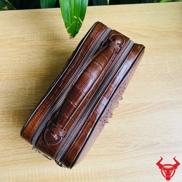 Túi clutch Golf CJA4 da gù cá sấu màu nâu đất thiết kế thanh lịch.