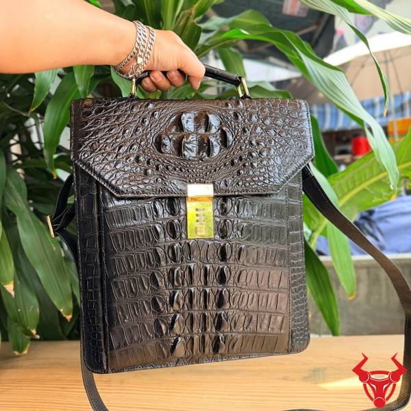 Cặp xách da cá sấu gù CTA4 màu đen dành cho lãnh đạo.