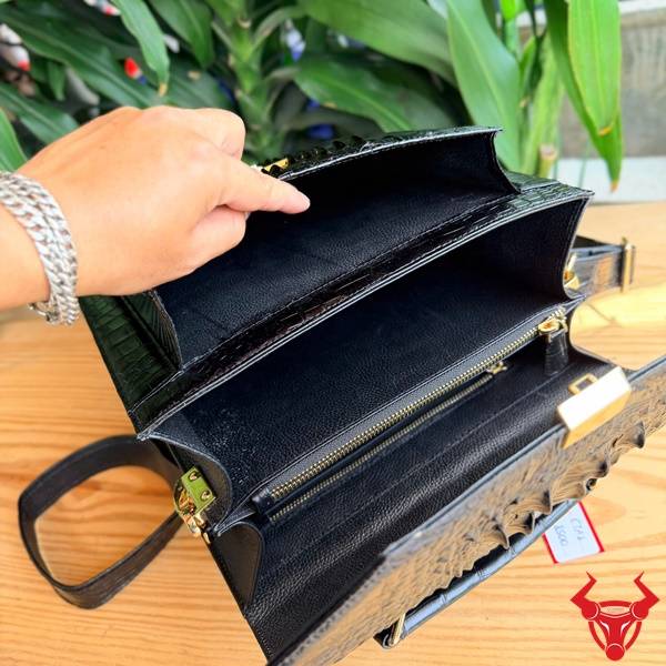 Cặp xách đeo form đứng da cá sấu gù CTA4 màu đen sang trọng.
