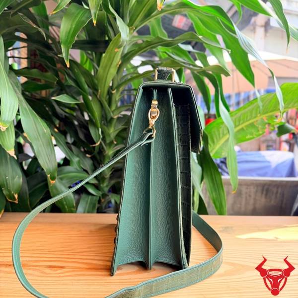 Cặp Da Cá Sấu Gù CTA4 Rộng Rãi Dễ Sắp Xếp Tài Liệu Cặp xách da cá sấu gù CTA4 khoang chứa lớn màu xanh lá.