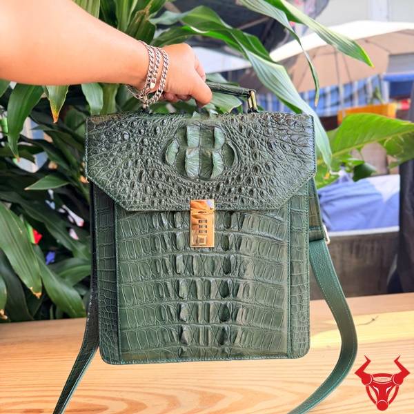 Cặp Xách Da Cá Sấu Gù CTA4 Dành Cho Lãnh Đạo Thành Đạt Cặp xách da cá sấu gù CTA4 màu xanh lá hoàn thiện tinh xảo.