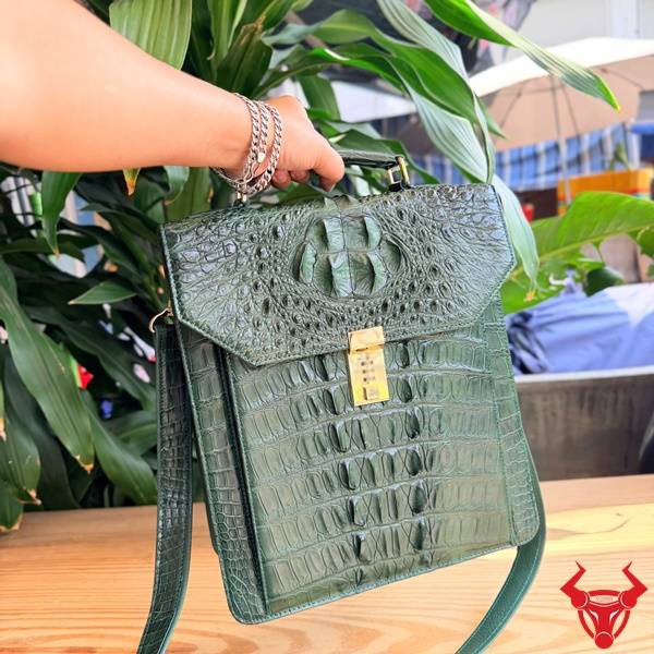 Cặp Xách Form Đứng Da Cá Sấu Gù CTA4 Cao Cấp Bền Đẹp Cặp xách da cá sấu gù CTA4 lịch lãm màu xanh lá.
